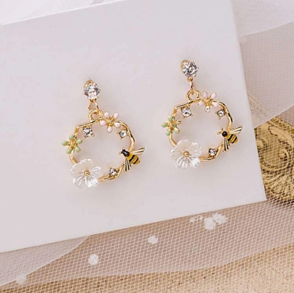 Beeautiful🐝 Dangle Circle Earrings - Picture 2 of 3